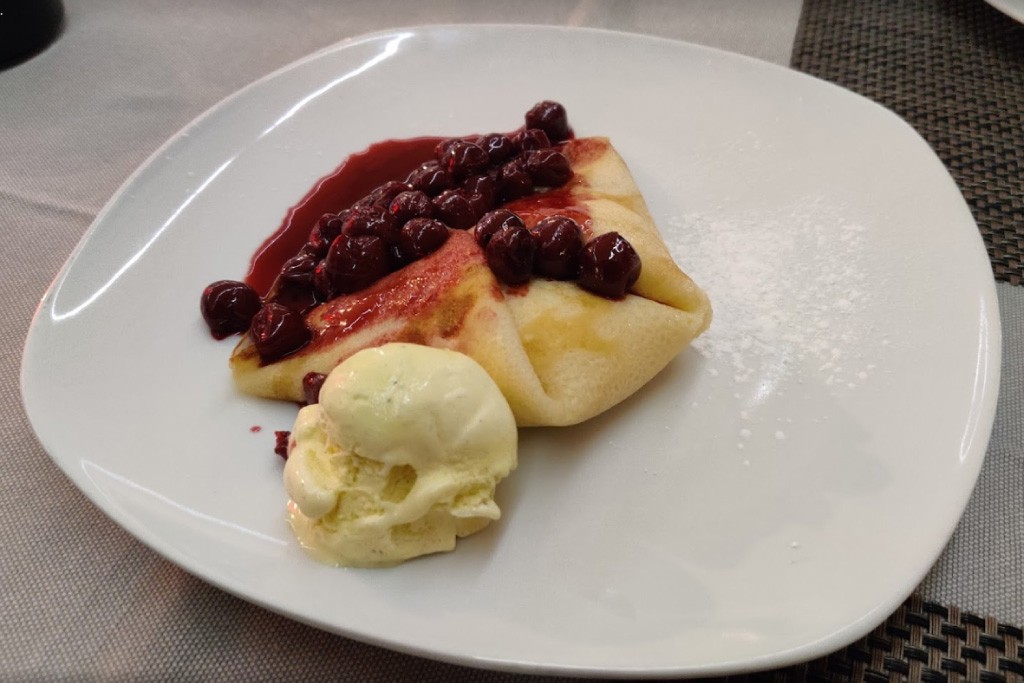 Pfannkuchen mit Eis und heißen Kirschen im Restaurant Rogoznica